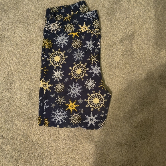 LuLaRoe Pants - LuLaRoe snowflake tc2 legging